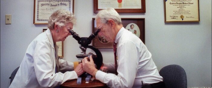 14. května 1998 Georgeanna a Howard Jonesovi pózují pro fotografii v Norfolku (Bill Tiernan/The Virginian-Pilot via AP).