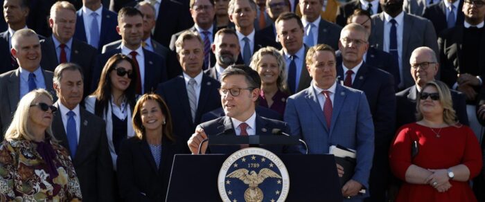 Nově zvolený předseda Sněmovny reprezentantů USA Mike Johnson (Republikánská strana - Los Angeles) pronáší projev se svými republikány na východních schodech Sněmovny reprezentantů v Kapitolu USA 25. října 2023 ve Washingtonu. 