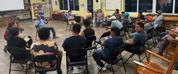 Setkání malých skupinek ve sboru Misión Peniel.