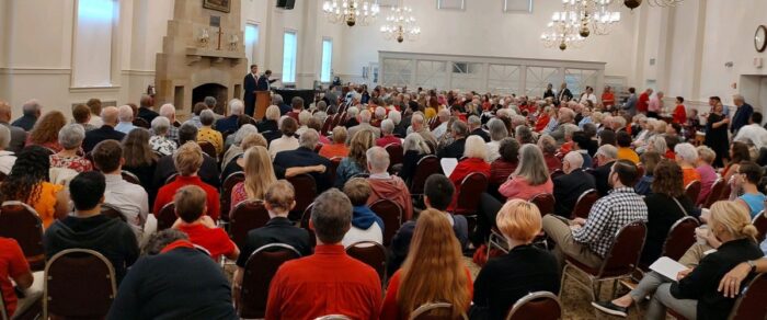 Plný sál na shromáždění sboru o přerušení vazeb s SBC.